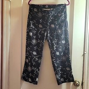 French Laundry Women’s Black with White Floral Capris, Size 6
